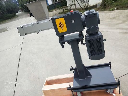 WPC Extruder জন্য ঘূর্ণমান টুইটিং স্ক্রু এক্সট্রাইডার সাইড ফিডার D2 উপাদান vibrating